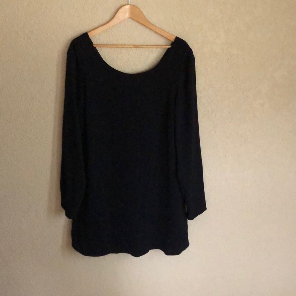 Lulu’s black flowy dress